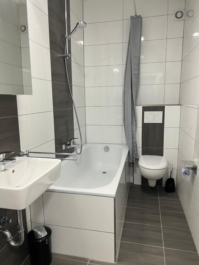 Freshly Renovated Kitchen Wifi Near Duesseldorf Airport *