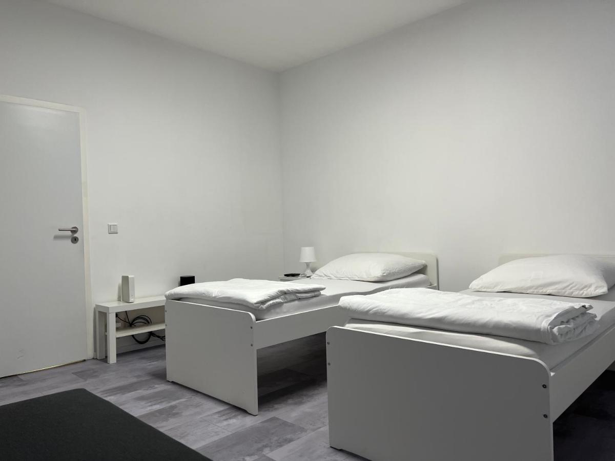 Freshly Renovated Kitchen Wifi Near Duesseldorf Airport Apartment *